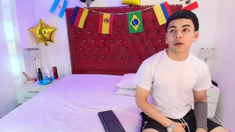 Snapshot of jaden_and_sofia chatting on 06-19-26, 03:33 Jaden and Sofia online show from 06-19-26, 03:33