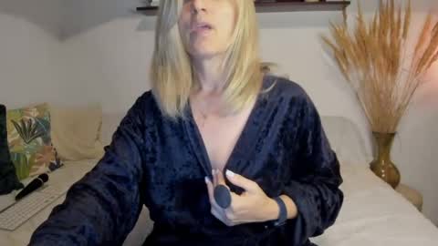 Snapshot of jadore_able82 chatting on 06-04-26, 02:34 elena online show from 06-04-26, 02:34
