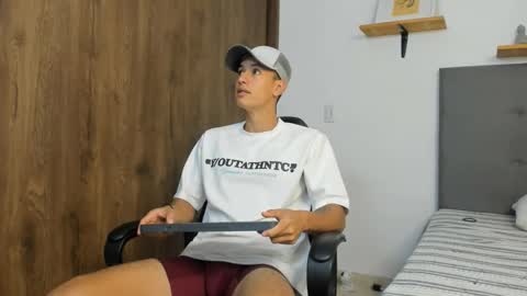 Snapshot of jake_shadow14 chatting on 09-21-25, 03:46 Hi guys im new 3 online show from 09-21-25, 03:46