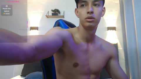 Snapshot of jake_shadow14 chatting on 10-18-25, 09:48 Hi guys im new 3 online show from 10-18-25, 09:48