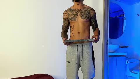 Snapshot of jakee_brown chatting on 02-13-25, 03:50 Santiago online show from 02-13-25, 03:50