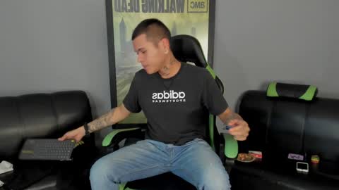 Snapshot of jamesinked_ chatting on 01-06-25, 07:24 Jamesinked  online show from 01-06-25, 07:24