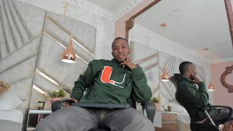 Snapshot of jamesparck chatting on 01-26-25, 12:33 James online show from 01-26-25, 12:33