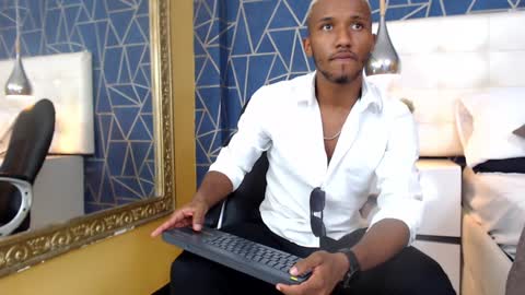 Snapshot of jamesparck chatting on 02-06-25, 06:24 James online show from 02-06-25, 06:24