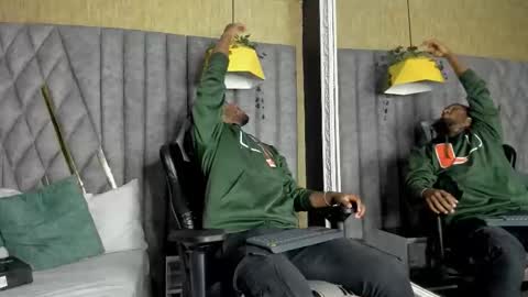 Snapshot of jamesparck chatting on 03-12-26, 10:05 James online show from 03-12-26, 10:05