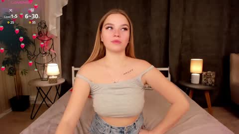 Day Alice Night Stella online show from 12-15-24, 06:40