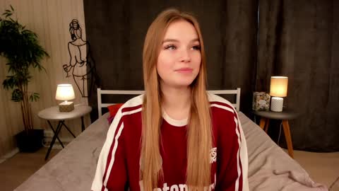 Day Alice Night Stella online show from 12-29-24, 08:22