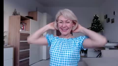 Snapshot of jasmin18v chatting on 12-22-24, 12:38 Jasmin room for people 40 online show from 12-22-24, 12:38