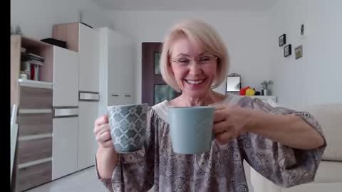 Snapshot of jasmin18v chatting on 01-31-25, 01:45 Jasmin room for people 40 online show from 01-31-25, 01:45