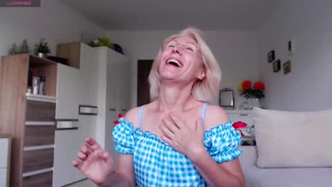 Snapshot of jasmin18v chatting on 09-16-25, 08:48 Jasmin room for people 40 online show from 09-16-25, 08:48