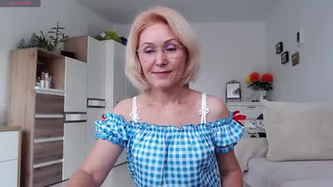 Snapshot of jasmin18v chatting on 10-17-25, 10:07 Jasmin room for people 40 online show from 10-17-25, 10:07