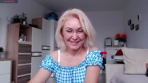 Snapshot of jasmin18v chatting on 11-16-25, 10:54 Jasmin room for people 40 online show from 11-16-25, 10:54