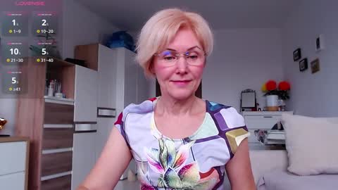Snapshot of jasmin18v chatting on 12-14-25, 08:09 Jasmin room for people 40 online show from 12-14-25, 08:09