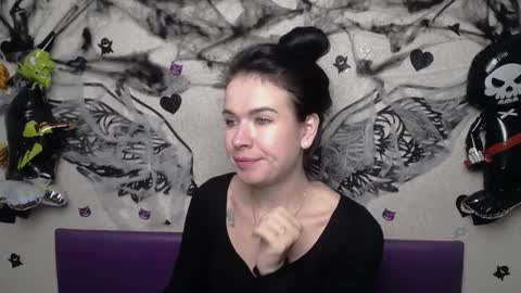 Snapshot of jasminekouch chatting on 10-31-25, 06:31 JasmineKouch online show from 10-31-25, 06:31