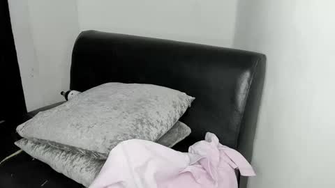 Snapshot of jean_and_isabel chatting on 11-01-25, 03:03 jean_and_isabel online show from 11-01-25, 03:03