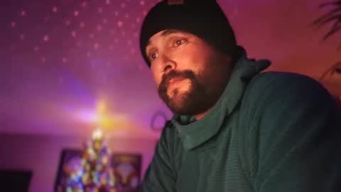 Snapshot of jellyfishfun chatting on 12-11-24, 12:44 Guy Jones online show from 12-11-24, 12:44