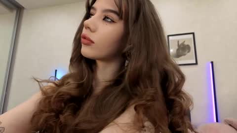 Snapshot of jenie_fire chatting on 05-27-26, 01:30 Dolly online show from 05-27-26, 01:30