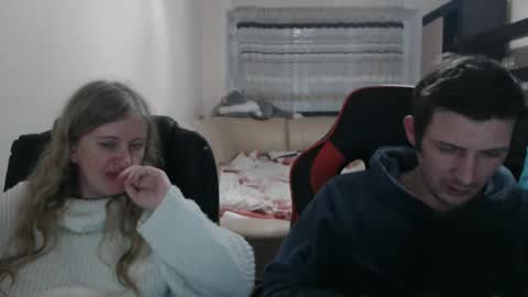 Snapshot of jenisandpeter chatting on 03-07-25, 08:11 JenisAndPeter online show from 03-07-25, 08:11