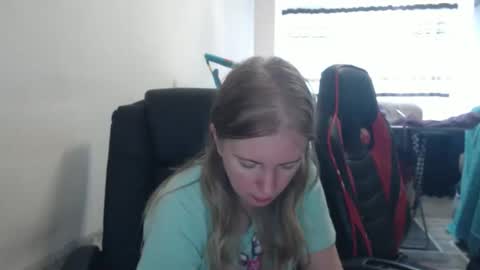 Snapshot of jenisandpeter chatting on 09-15-25, 06:02 JenisAndPeter online show from 09-15-25, 06:02