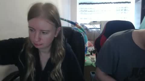 Snapshot of jenisandpeter chatting on 09-22-25, 05:42 JenisAndPeter online show from 09-22-25, 05:42