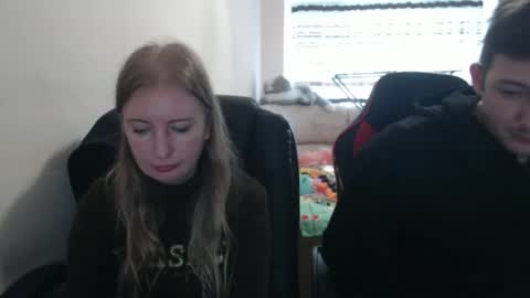 Snapshot of jenisandpeter chatting on 10-04-25, 07:06 JenisAndPeter online show from 10-04-25, 07:06