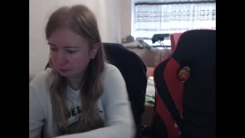 Snapshot of jenisandpeter chatting on 10-06-25, 06:00 JenisAndPeter online show from 10-06-25, 06:00