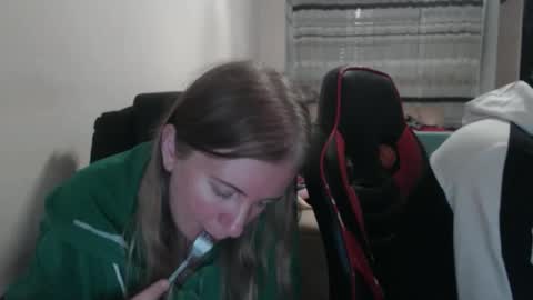 Snapshot of jenisandpeter chatting on 10-17-25, 07:38 JenisAndPeter online show from 10-17-25, 07:38