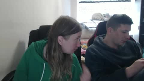 Snapshot of jenisandpeter chatting on 10-19-25, 08:04 JenisAndPeter online show from 10-19-25, 08:04