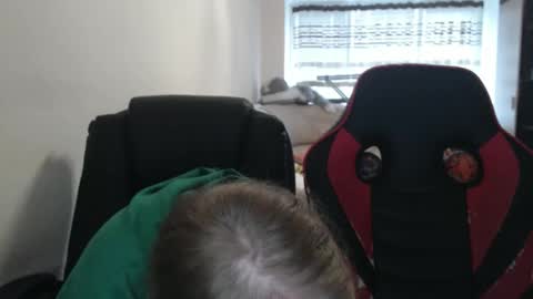 Snapshot of jenisandpeter chatting on 10-20-25, 06:03 JenisAndPeter online show from 10-20-25, 06:03