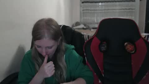 Snapshot of jenisandpeter chatting on 10-20-25, 06:08 JenisAndPeter online show from 10-20-25, 06:08