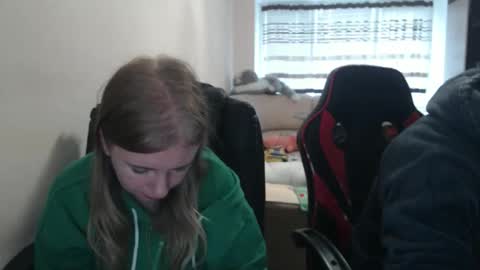 Snapshot of jenisandpeter chatting on 10-21-25, 06:14 JenisAndPeter online show from 10-21-25, 06:14