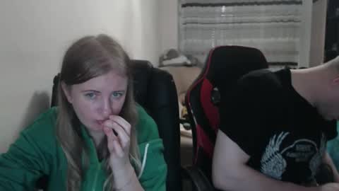 Snapshot of jenisandpeter chatting on 10-21-25, 06:41 JenisAndPeter online show from 10-21-25, 06:41