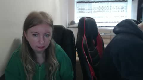 Snapshot of jenisandpeter chatting on 10-22-25, 06:57 JenisAndPeter online show from 10-22-25, 06:57