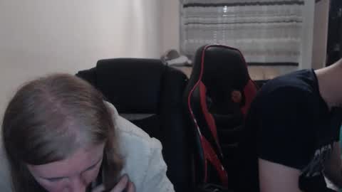 Snapshot of jenisandpeter chatting on 10-26-25, 07:42 JenisAndPeter online show from 10-26-25, 07:42