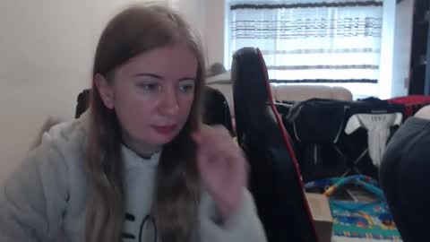 Snapshot of jenisandpeter chatting on 10-27-25, 07:45 JenisAndPeter online show from 10-27-25, 07:45