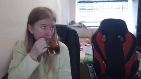 Snapshot of jenisandpeter chatting on 11-07-25, 07:30 JenisAndPeter online show from 11-07-25, 07:30