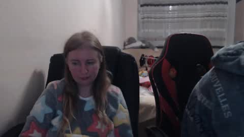 Snapshot of jenisandpeter chatting on 11-26-25, 07:37 JenisAndPeter online show from 11-26-25, 07:37