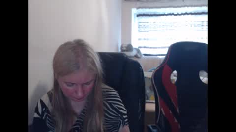 Snapshot of jenisandpeter chatting on 05-11-26, 04:04 JenisAndPeter online show from 05-11-26, 04:04