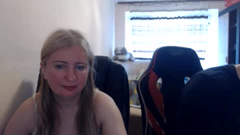 Snapshot of jenisandpeter chatting on 05-24-26, 06:18 JenisAndPeter online show from 05-24-26, 06:18