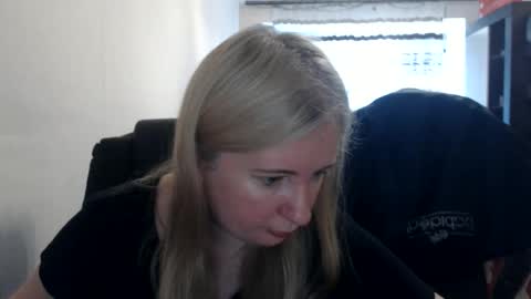 Snapshot of jenisandpeter chatting on 06-09-26, 04:57 JenisAndPeter online show from 06-09-26, 04:57
