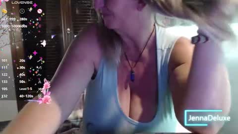 Snapshot of jennadeluxe chatting on 05-28-26, 07:55 Jenna online show from 05-28-26, 07:55