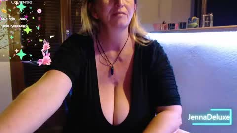 Snapshot of jennadeluxe chatting on 05-31-26, 06:53 Jenna online show from 05-31-26, 06:53
