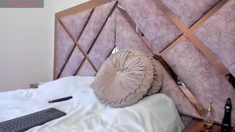 Snapshot of jennalove_ chatting on 12-12-24, 10:42 My name is LizzyNice to meet you online show from 12-12-24, 10:42