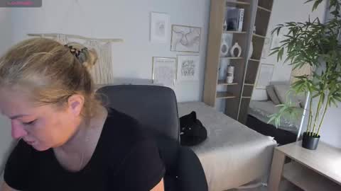 Snapshot of jenniferlight chatting on 09-22-25, 07:27 Jennifer online show from 09-22-25, 07:27