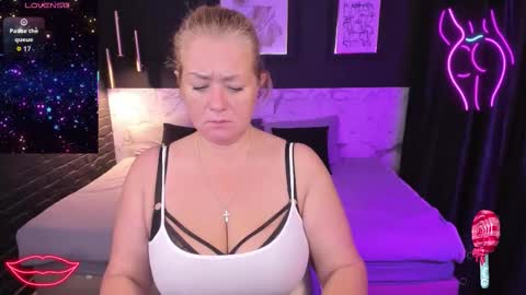 Snapshot of jenniferlight chatting on 10-31-25, 04:02 Jennifer online show from 10-31-25, 04:02