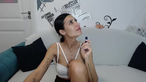 Snapshot of jennyxxx00 chatting on 02-27-25, 06:42 Jenny online show from 02-27-25, 06:42