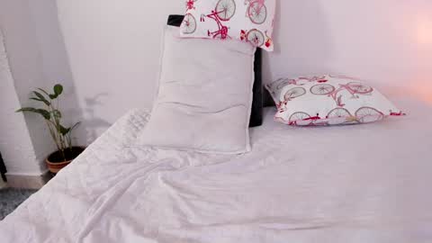 Snapshot of jess1ca_herrera chatting on 02-06-25, 12:00 jessica herreraToday I will be your devil and you my victim online show from 02-06-25, 12:00