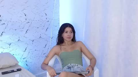 Snapshot of jessdant_luv chatting on 09-10-25, 05:18 Hello we are Jesse and Dante. online show from 09-10-25, 05:18