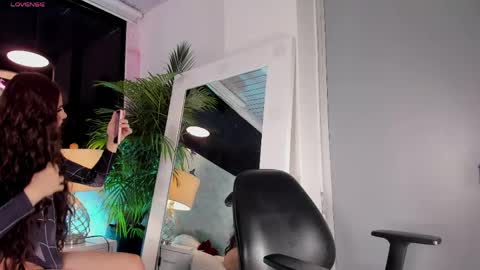 Snapshot of jessicameron chatting on 05-05-26, 04:09 JESSI AND NAOMI online show from 05-05-26, 04:09