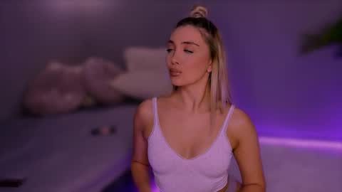 Snapshot of jessiellle chatting on 10-19-25, 05:02 jessiellle online show from 10-19-25, 05:02